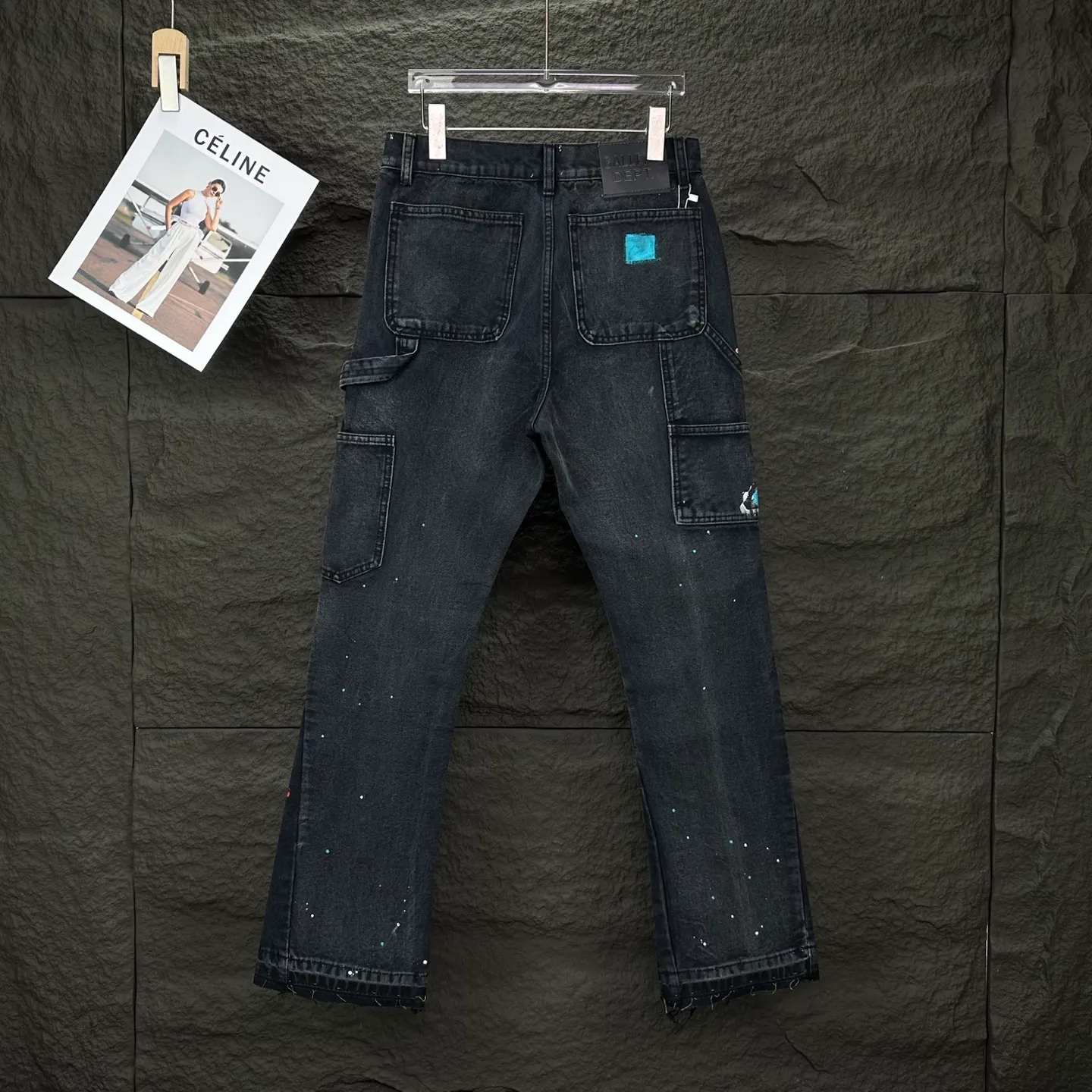 P250 GALLERY DEPT. & Croixin co-branded 2025 new splash-ink hand-painted splicing multi-pocket couple style loose washed micro-flared jeans 🔥High version🔥High version🔥 Top ceiling quality Styles with different washed textures are very friendly to people with thin legs and thick legs. The micro-flared version is very flattering. Moderate length that never goes out of style, easy to match with casually, basic styling for various styles, a must-have in the wardrobe! The fabric is stiff but also makes the upper body soft without losing texture. The washing process is even more perfect. It is a must-have item for everyone! ! ! Washed wheat, hang tag, pants label, three complete labels, color: black, size: 28, 30, 32, 34, 36 (five sizes)
